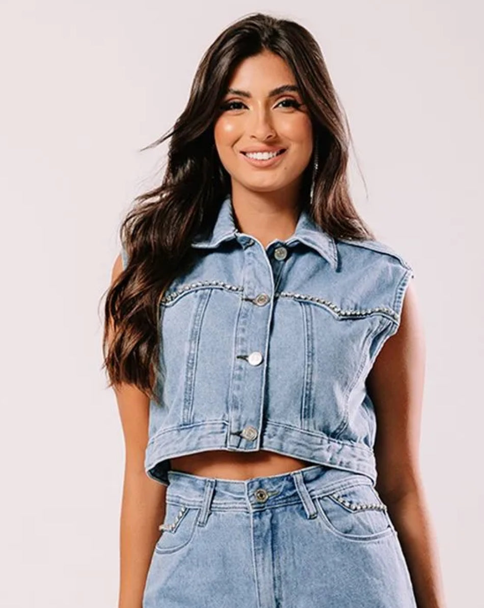 Colete jeans Cropped com aplicação