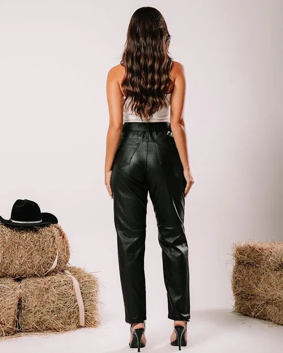 Calça material sintético mom com cinto