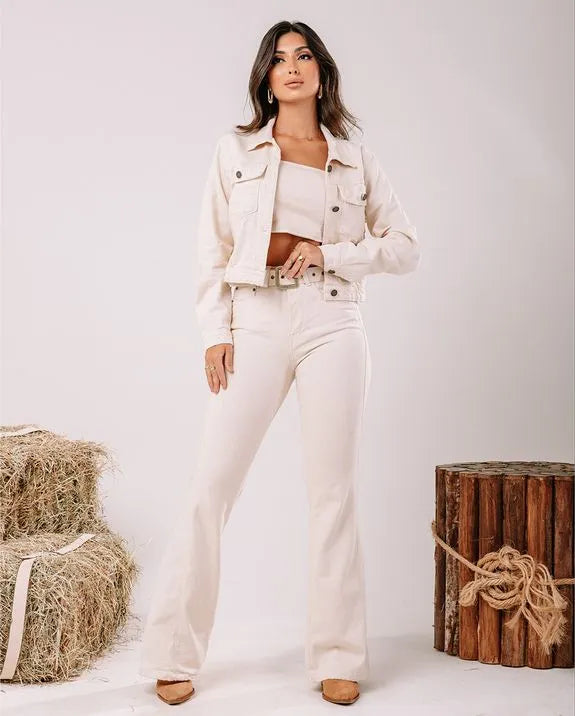Calça jeans off flare cintura média com cinto