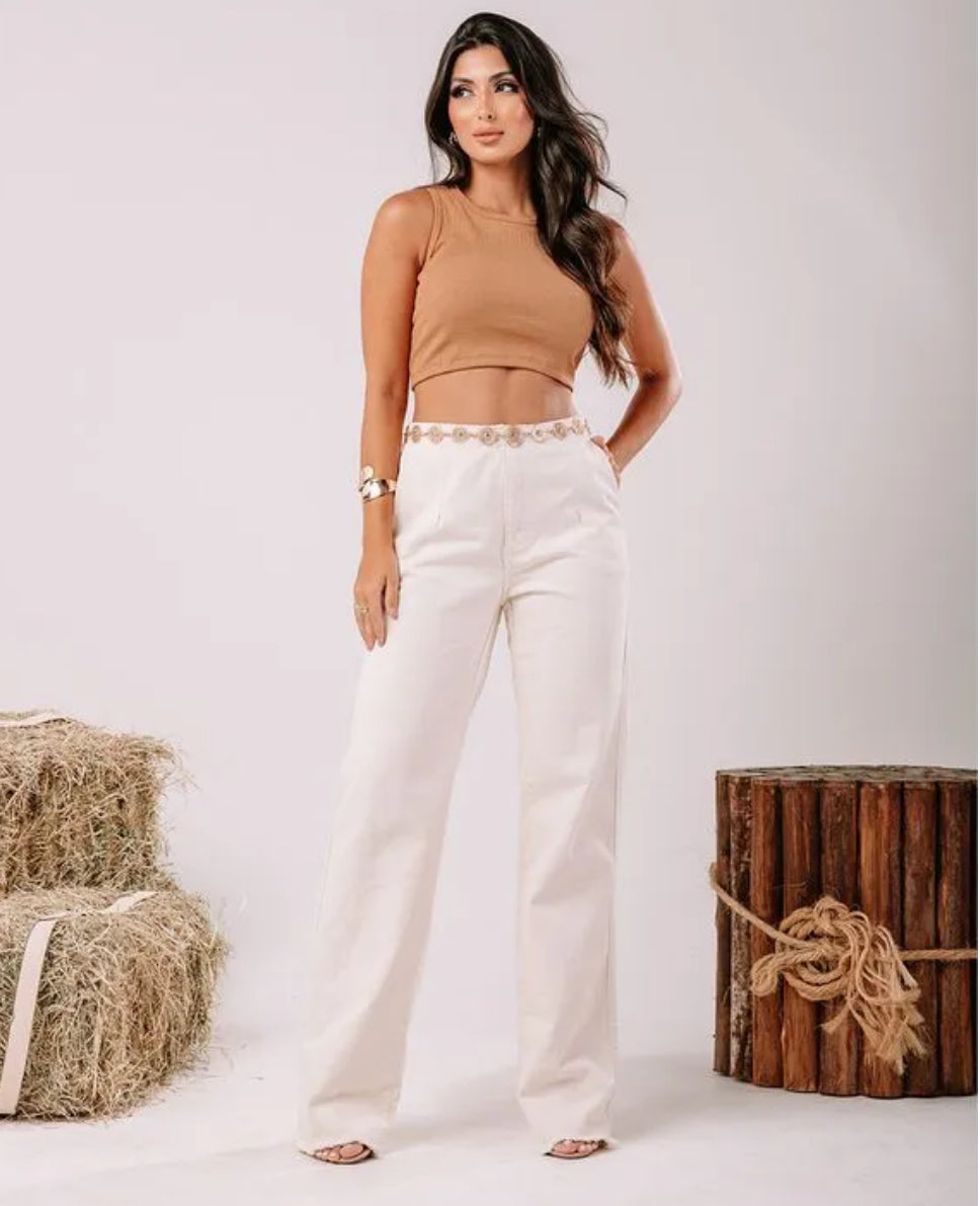 Calça jeans wide leg barra desfiada cintura alta