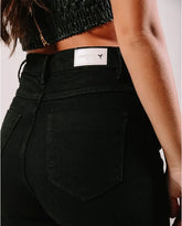 Calça sarja wide leg cintura alta bolso cargo