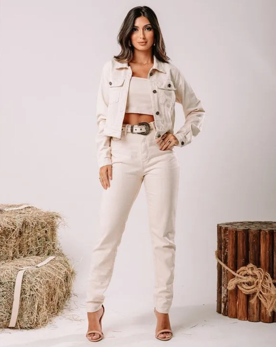 Calça jeans mom com cinto revestido